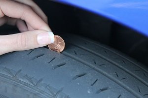 Checking the tire grooves with a coin